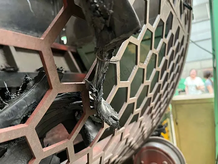 screens of the tyre shredding machine