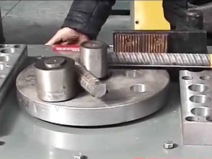 Schéma du principe de fonctionnement d'une machine à plier les barres d'armature