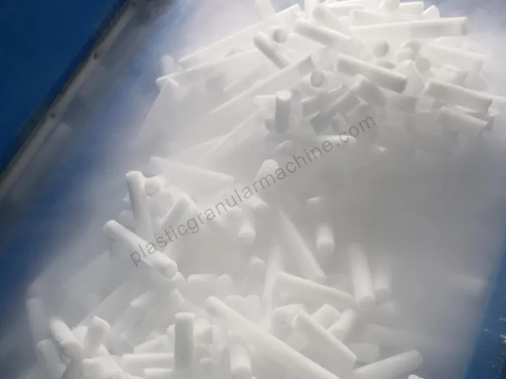 Suitable for transporting dry ice pellets