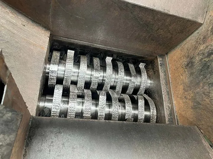 blades of our tire recycling shredder